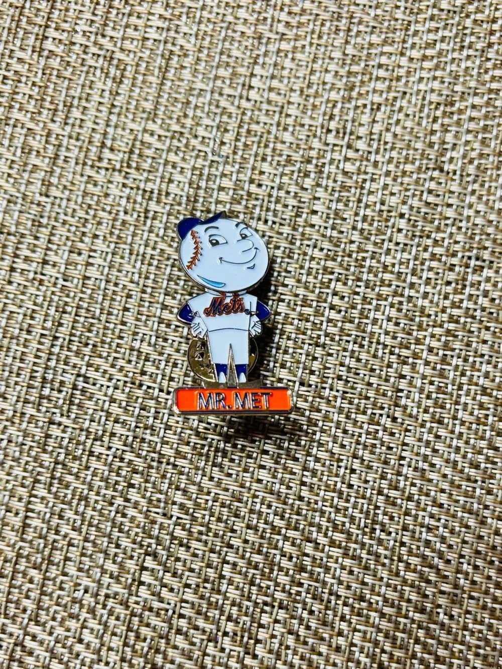 Gently used, NY METS Mr. Met Bobblehead Enamel Pin 🧡💙